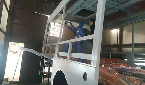 車(chē)輛內(nèi)飾頂棚噴涂發(fā)泡保溫 小型聚氨酯噴涂機(jī)(圖1) 車(chē)輛內(nèi)飾頂棚噴涂發(fā)泡保溫