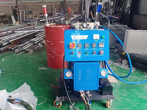 聚氨酯專用發(fā)泡機(jī) 防盜門夾層灌注(圖2) Q2600D防盜門夾層灌注聚氨酯專用發(fā)泡機(jī)