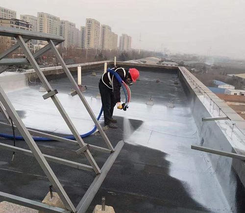 建筑樓頂防滲水為什么用聚脲材料?附噴涂機施工(圖2) 聚脲噴涂機屋頂防水施工