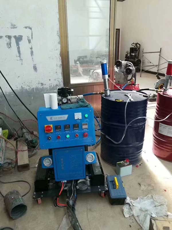 水晶卷簾門保溫填充聚氨酯澆注機(圖2) Q2600D水晶卷簾門保溫填充聚氨酯澆注機